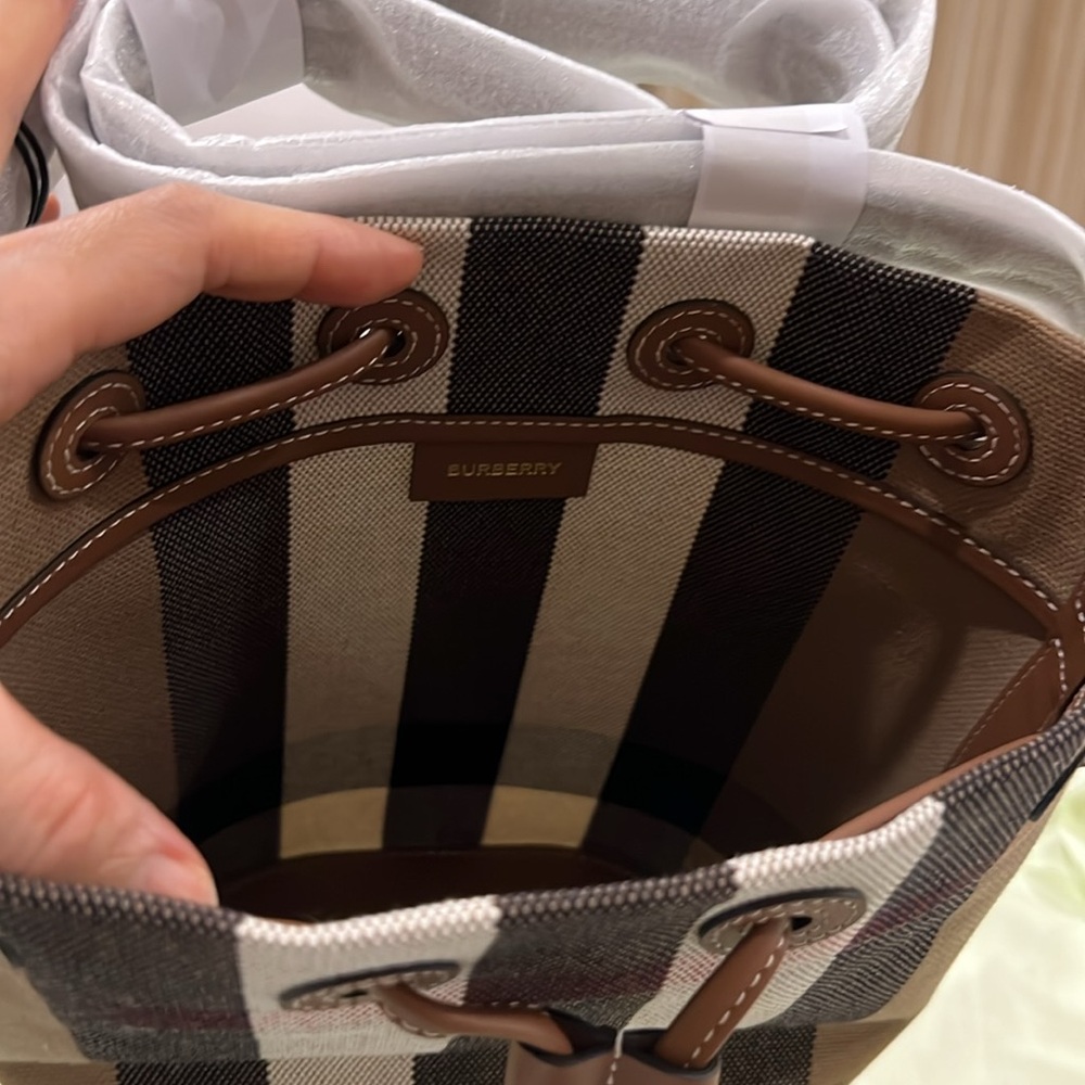 🔥🔥🔥Authentic Burberry Check Bucket - Picture 8 of 12